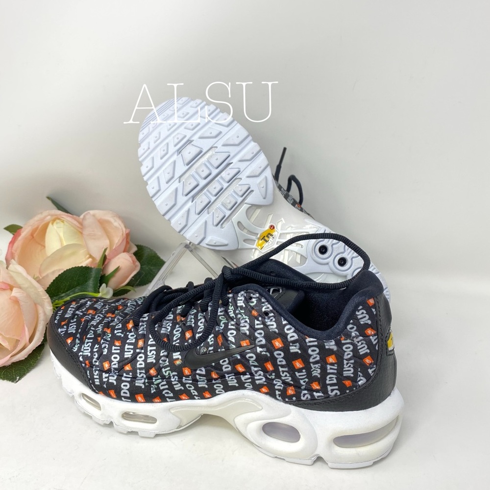 Nike Air Max Plus Black Women’s Sneakers AUTHENTIC - Picture 4 of 12